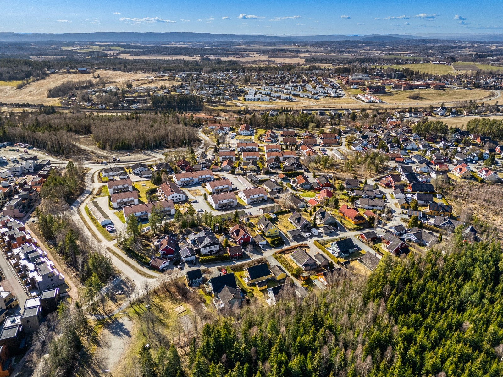 Her bor du tett på naturen, med turområder, gapahuk og lysløype i nærheten. Galleribilde