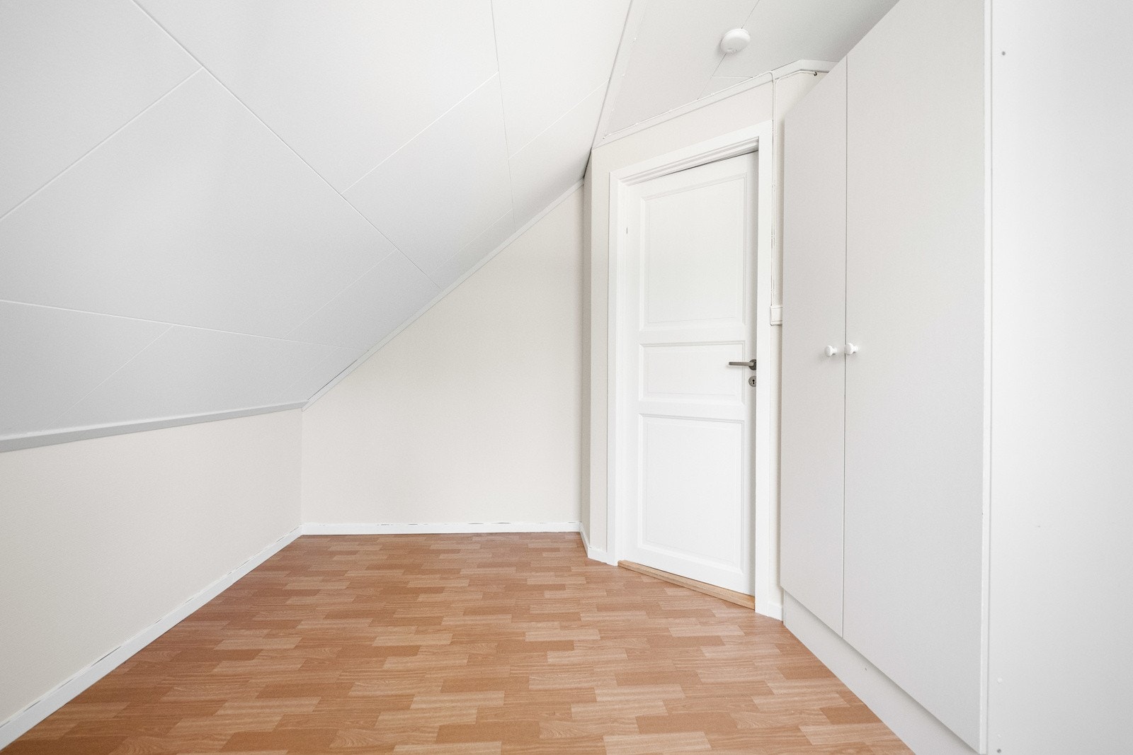 Det ene rommet har en egen garderobedel. Galleribilde