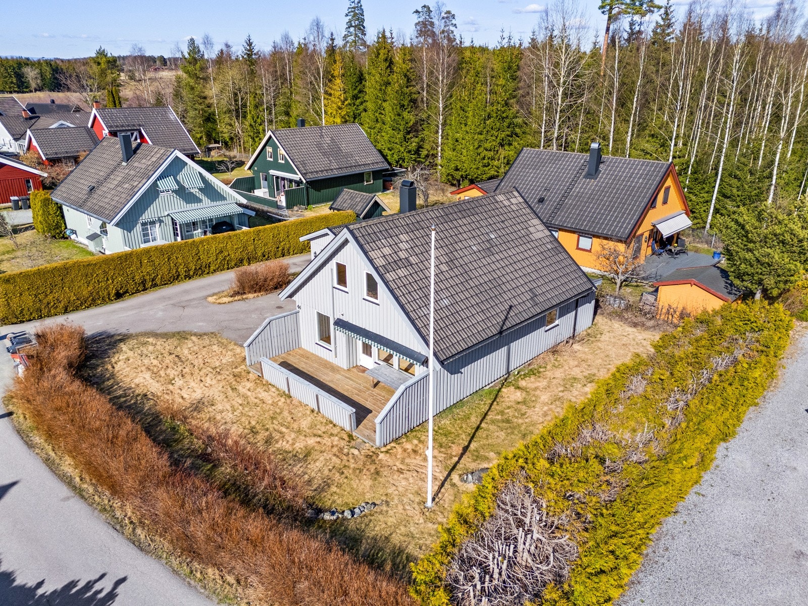 Tomten er flat og barnevennlig med hage på tre sider, asfaltert gårdsplass og egen garasje. Galleribilde