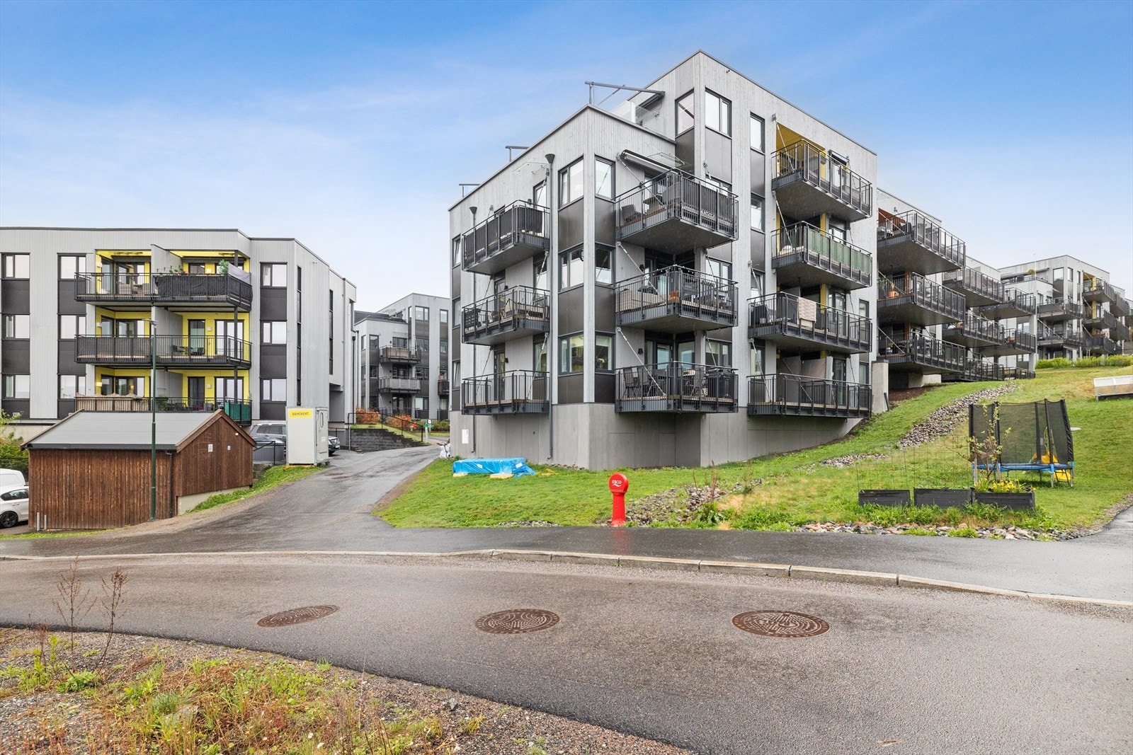 Sameiet består av 57 boligseksjoner og 1 næringsseksjon (parkering), fordelt på 3 bygninger med adressene Eikelundveien 3,5 og 7. Galleribilde