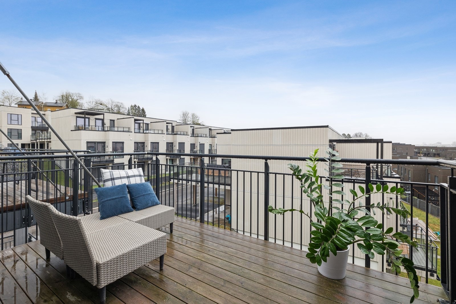 Balkongen er ca 11 m². Galleribilde