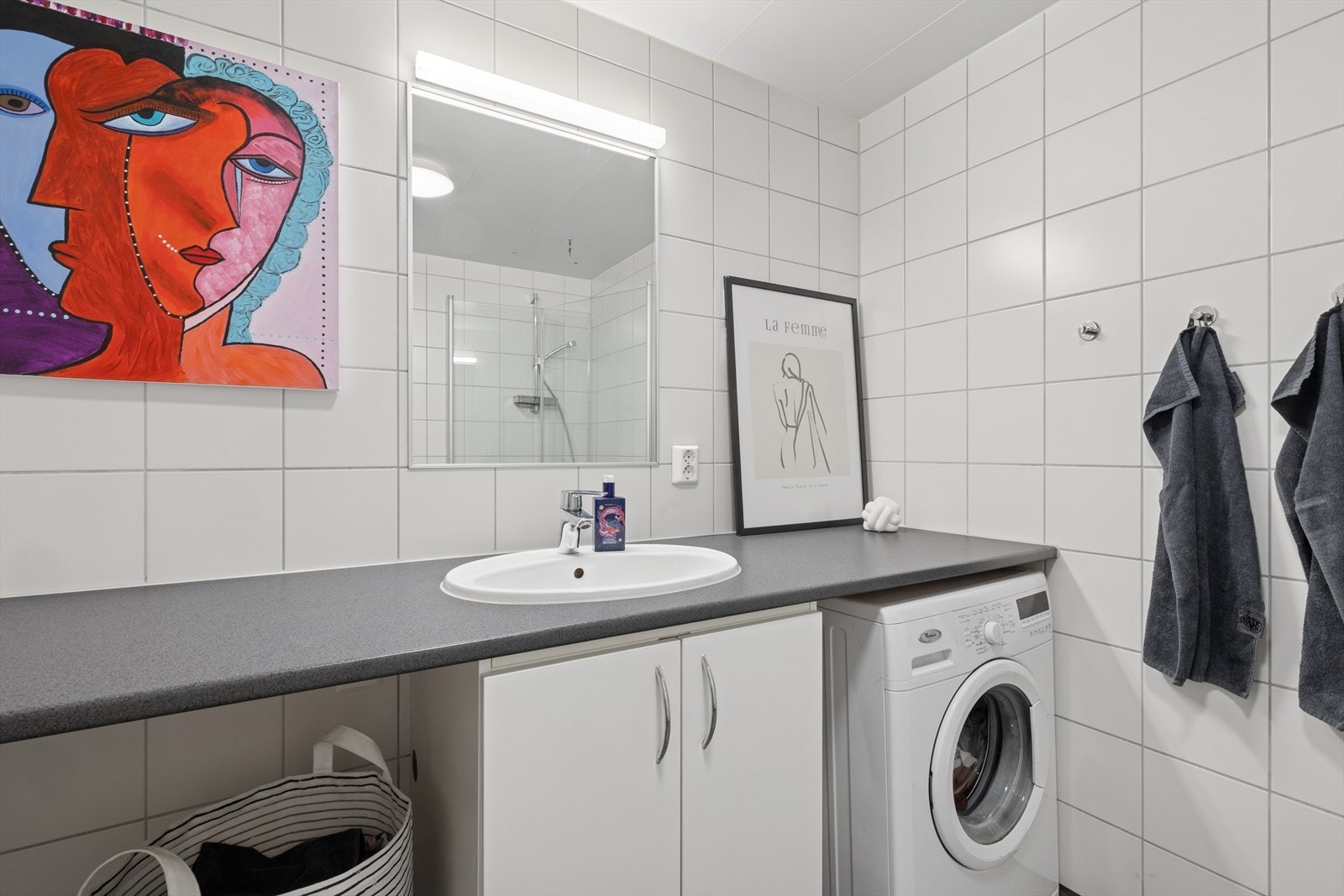 Baderommet har innredning med nedfelt servant, veggmontert toalett, dusjvegger/hjørne og opplegg for vaskemaskin. Balansert ventilasjon. Galleribilde