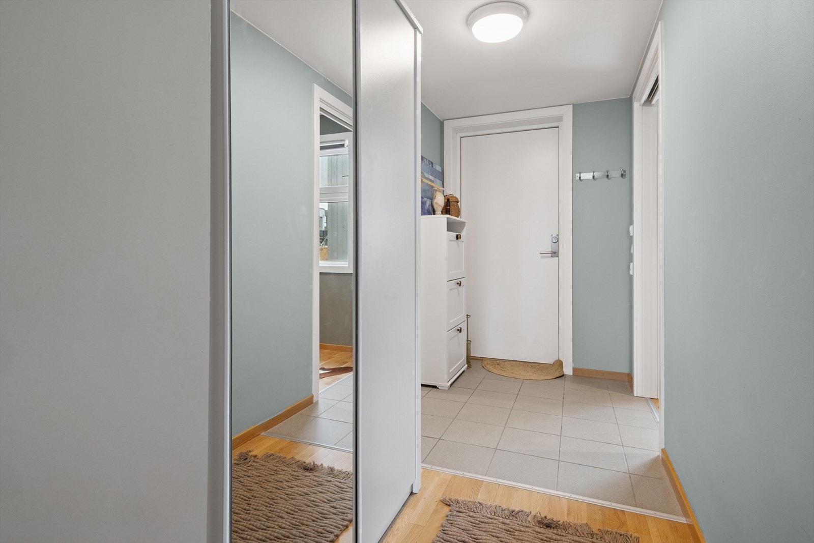I gangen er det også en skyvedørsgarderobe. Galleribilde