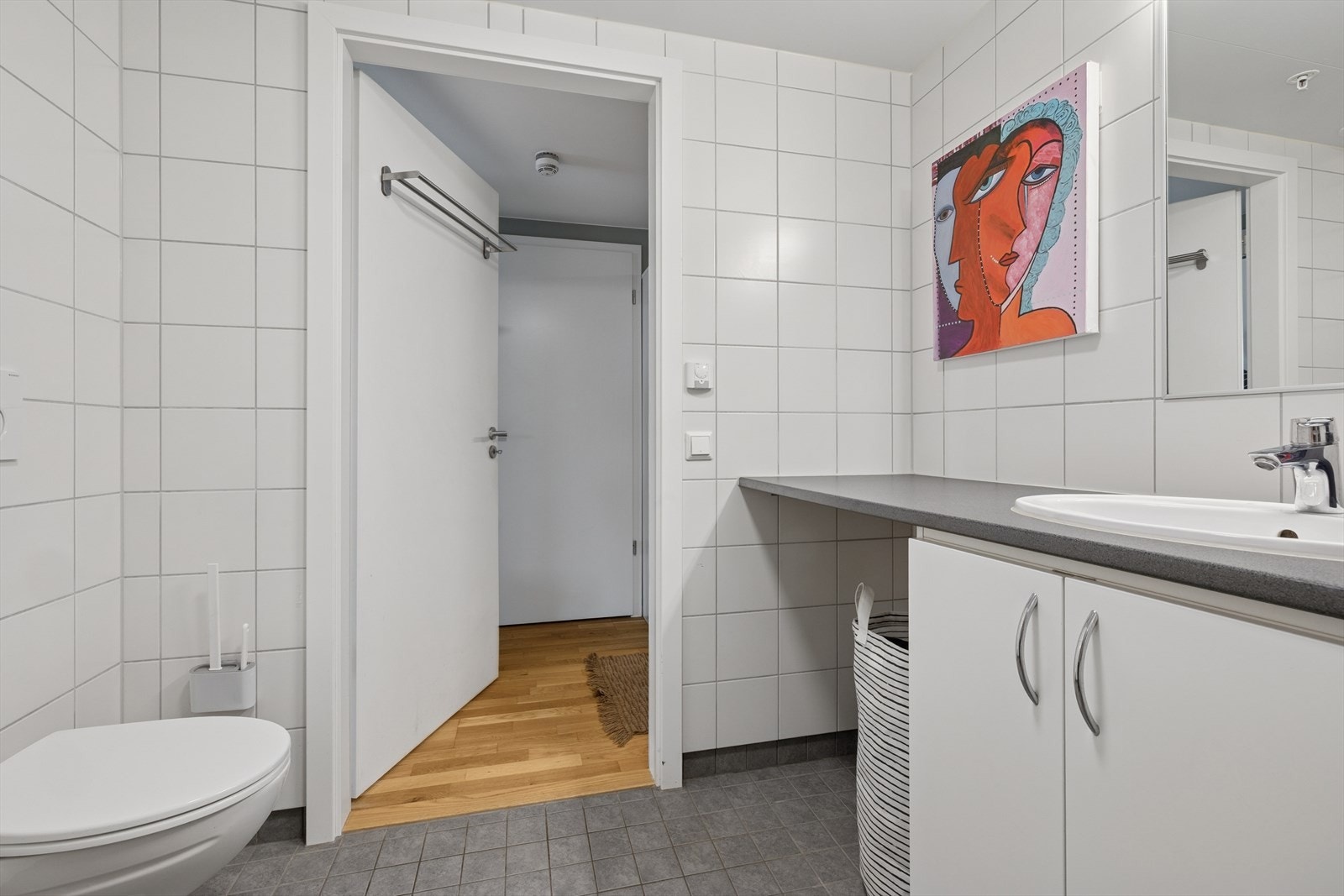 Baderommet har alle forutsetninger for at du skal få en flott start på dagen! Galleribilde