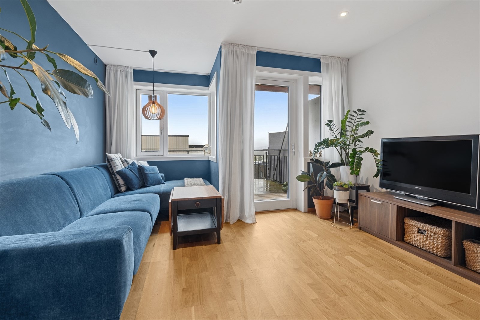 En moderne og meget flott 3-roms eierleilighet i tredje etasje med balkong. Boligen er gjennomgående og holder en god standard. Med vannbåren gulvvarme og balansert ventilasjon. Galleribilde
