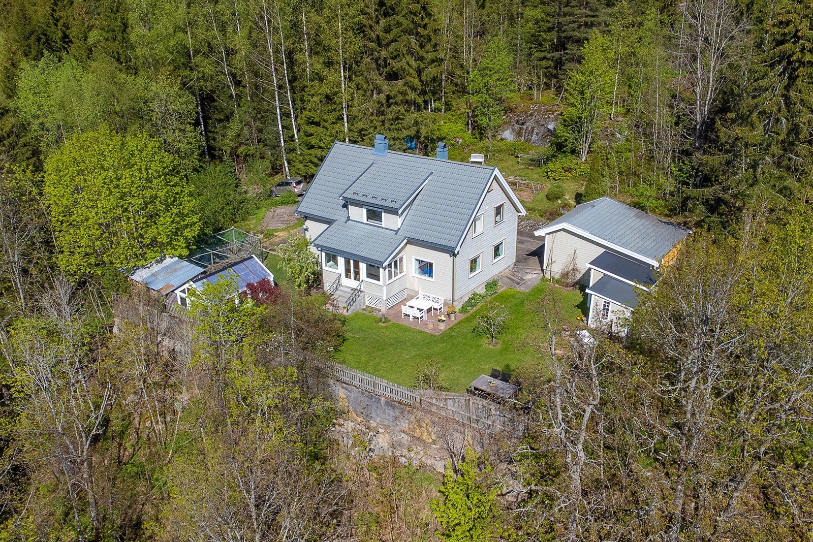 Eiendommen består av hovedhus, garasje, lekestue, vedbod, drivhus/hønshus (med høner) Galleribilde