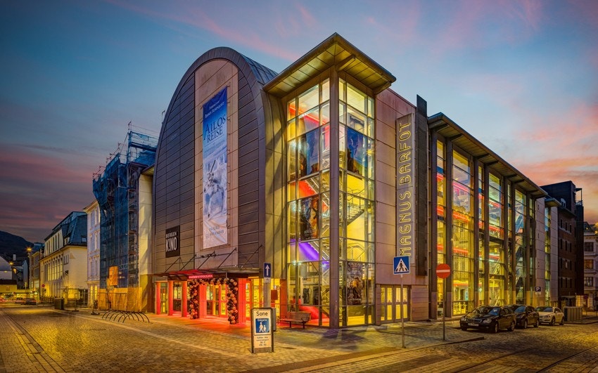 Fra leiligheten har du kort vei til flotte caféer, restauranter, butikker og kulturtilbud, samtidig som du bor fredelig tilbaketrukket fra byens travelhet. Galleribilde