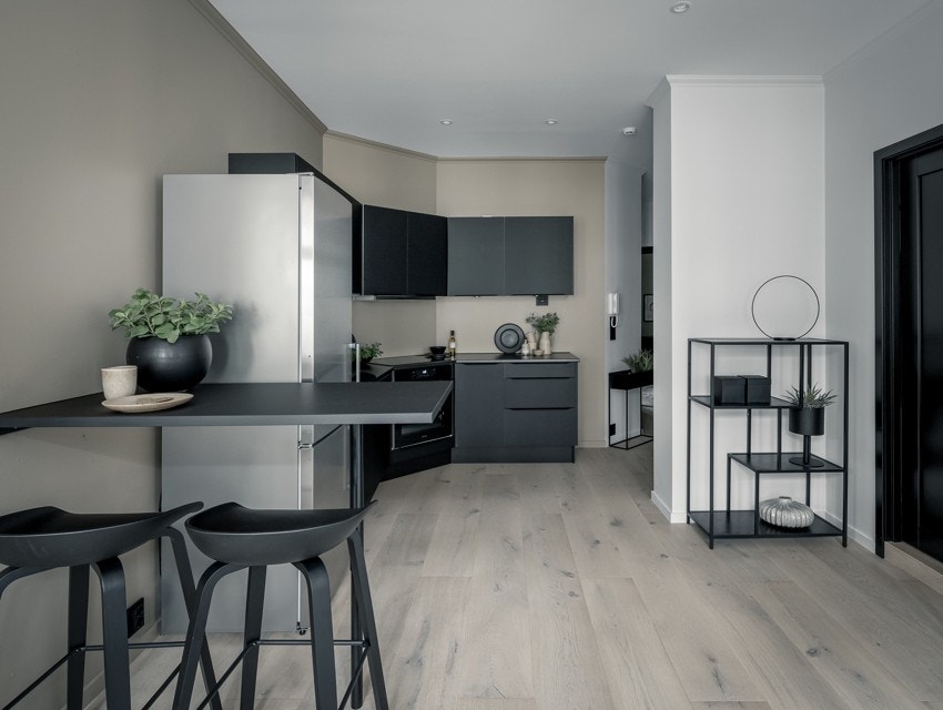 Kjøkkenet har blitt innredet med integrerte hvitevarer som stekeovn, platetopp, ventilator, oppvaskmaskin, samt plass til frittstående kjøl- og fryseskap. Galleribilde