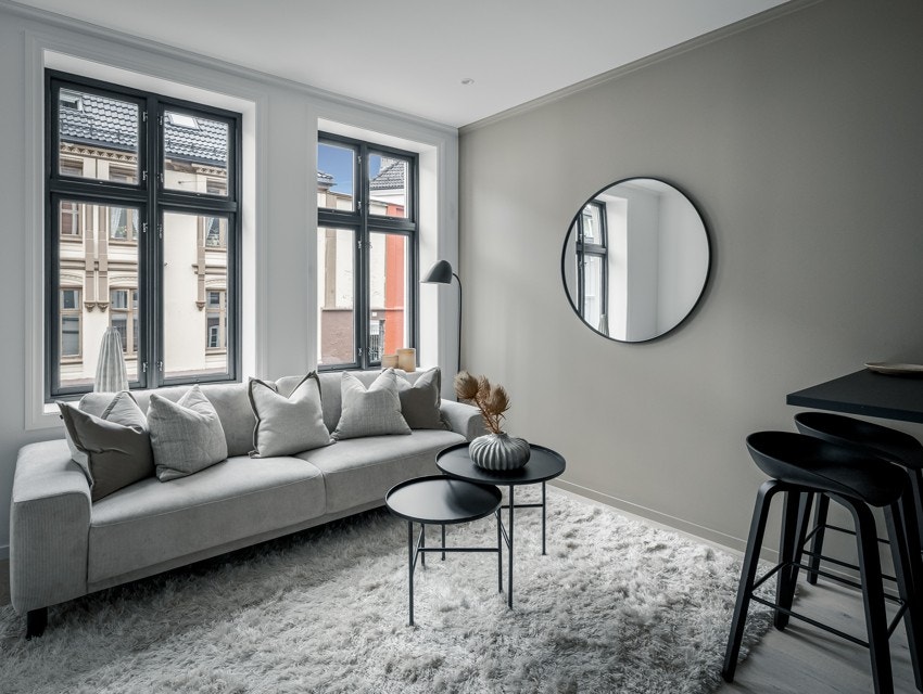 Leiligheten er malt i behagelige fargetoner og gulvene er belagt med 1-stavs parkett. Galleribilde