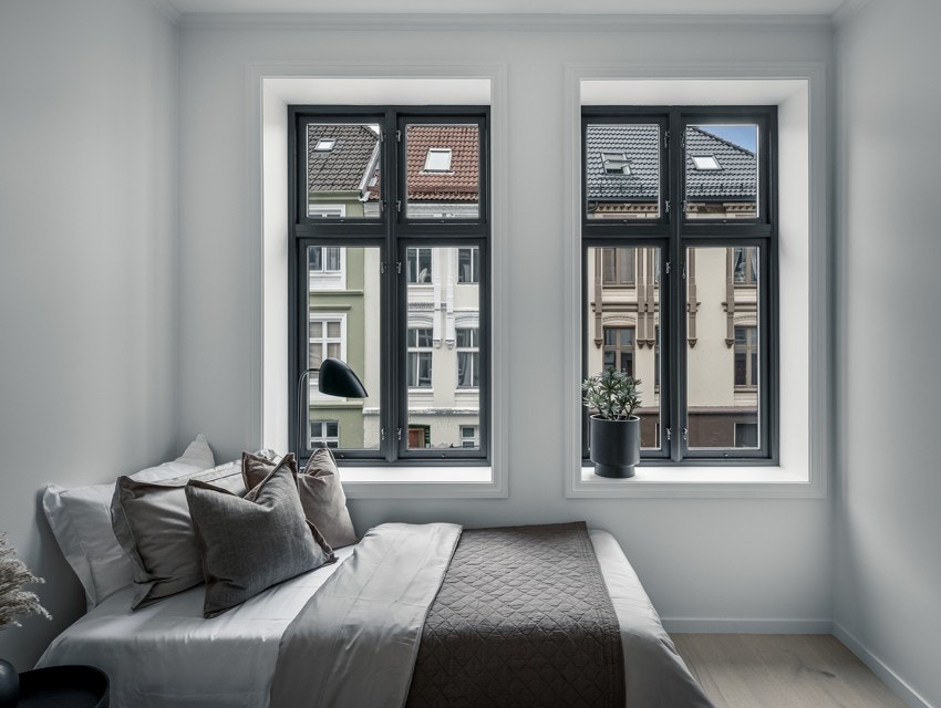 Lyst og innbydende soverom på 8,5m² med plass til både seng og skrivebord. Galleribilde