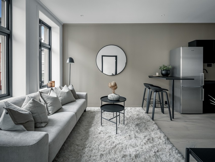 Åpen stue- og kjøkkenløsning, med moderne uttrykk og flotte lysforhold. Galleribilde