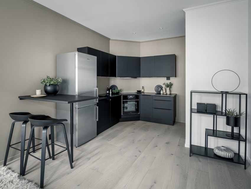 Tidløs og oppgradert kjøkkeninnredning med slette fronter og laminert benkeplate. Her er det godt med skap- og benkeplass. Galleribilde