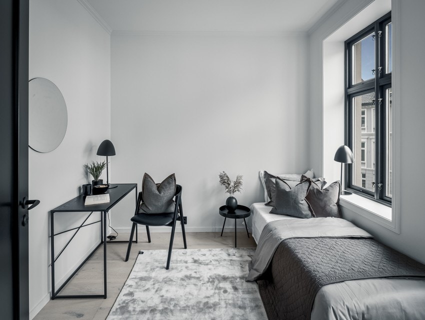 Det er god takhøyde med naturlig lys fra store vinduer. Galleribilde