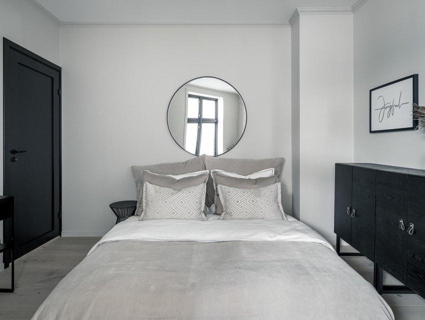 Det er romslig med plass til dobbeltseng og garderobeskap for enkel oppbevaring. Galleribilde