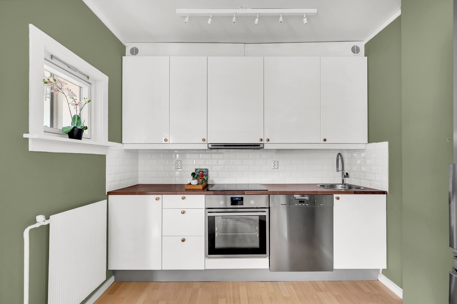 Kjøkkenet er utstyrt med integrert platetopp og stekeovn samt frittstående kjøleskap. Kullfilterventilator over kokeplass. Galleribilde