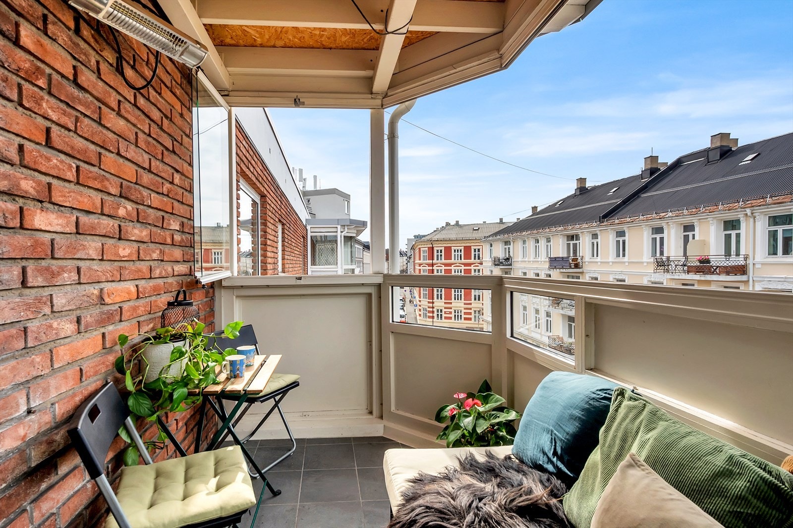 Fra stuen er det utgang til en nordvestvendt, innglasset balkong på 7 kvm. Galleribilde