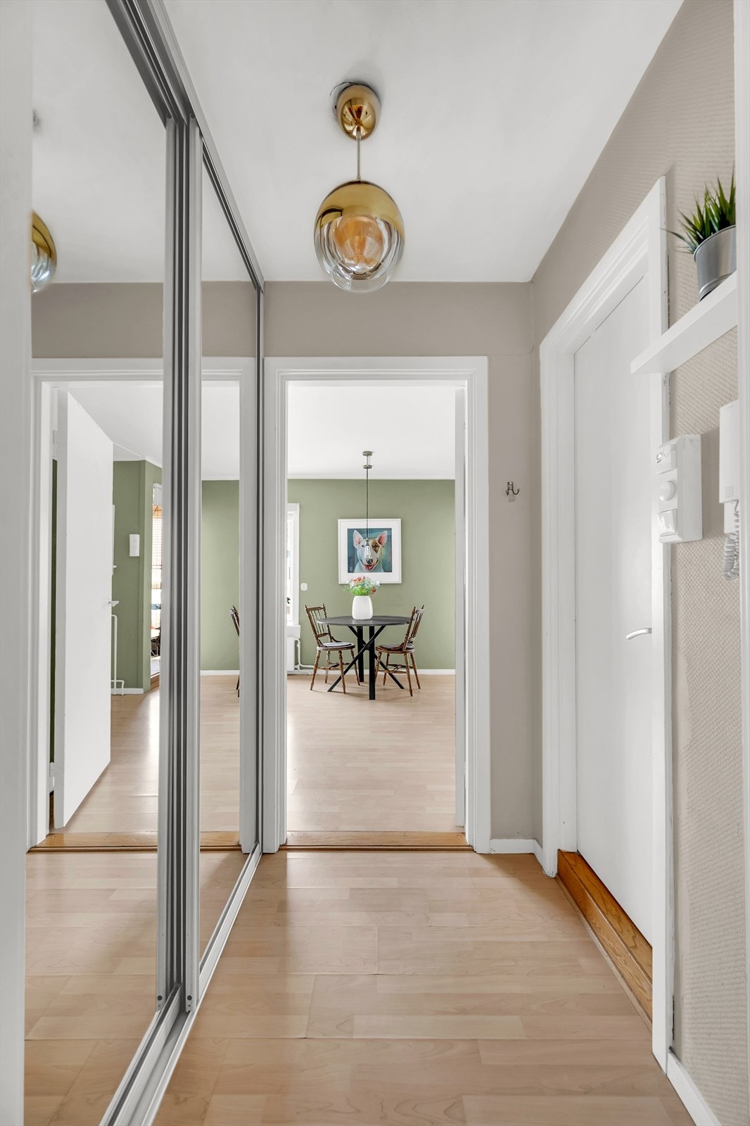 Innebygd skyvedørsgarderobe for oppbevaring av både klær og yttertøy. Galleribilde