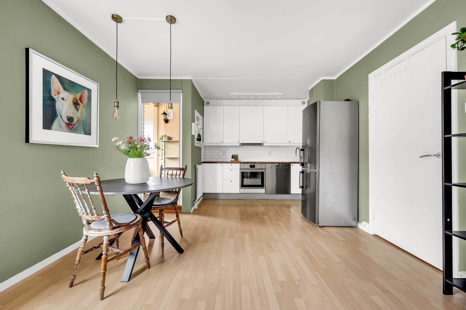 Pent og effektivt kjøkken oppgradert i 2018. Kjøkkeninnredning med glatte fronter, fliser på vegg over kjøkkenbenk og benkeplate i laminat. Galleribilde