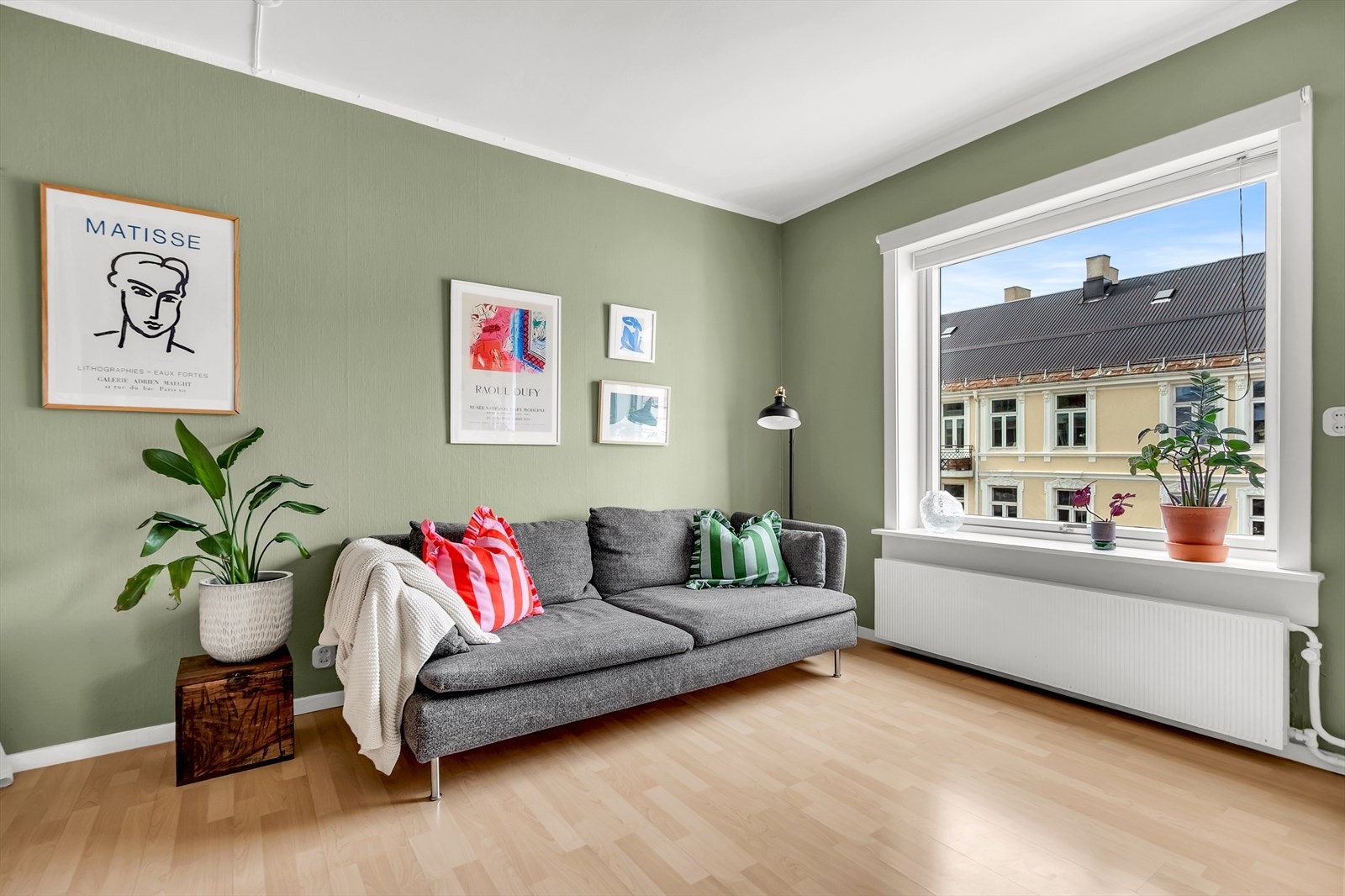 I stuen er det god plass til sofagruppe med tilhørende sofabord og tv-benk. Galleribilde