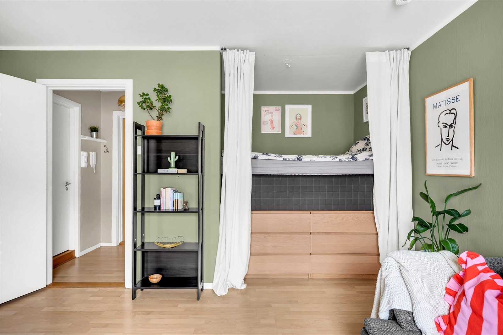 Praktisk, skjermet sovealkove. Galleribilde