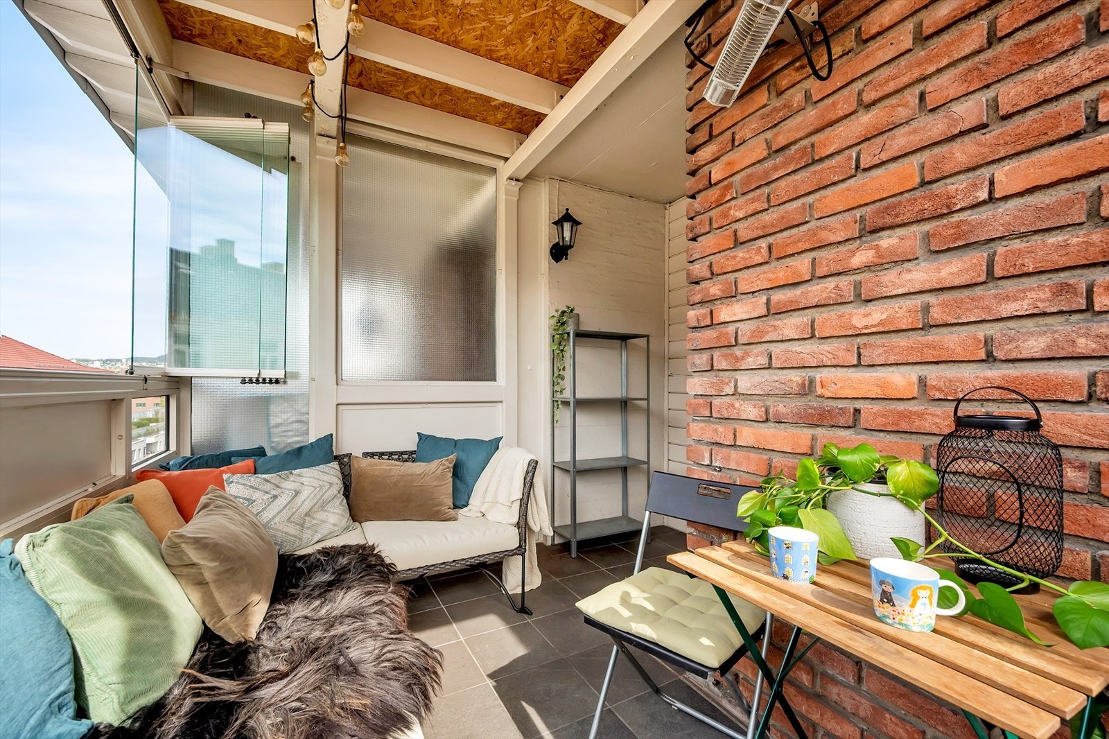 På balkongen er det varmelampe og belysning. Galleribilde