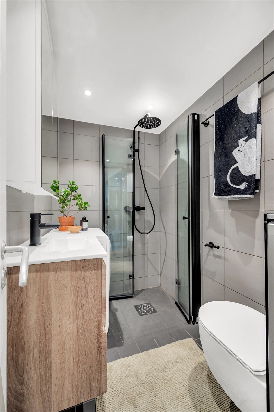 Delikat bad pusset opp i 2021. Badet har flislagte overflater, innfelte downlights og elektrisk gulvvarme. Galleribilde