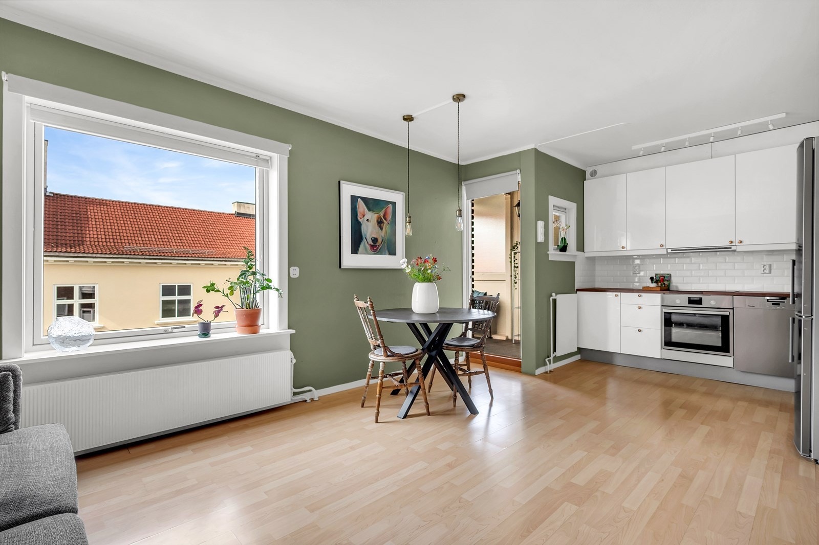 I leiligheten er hver kvadratmeter godt utnyttet. Åpen kjøkken- og stueløsning hvor du enkelt innreder i ulike soner. Galleribilde