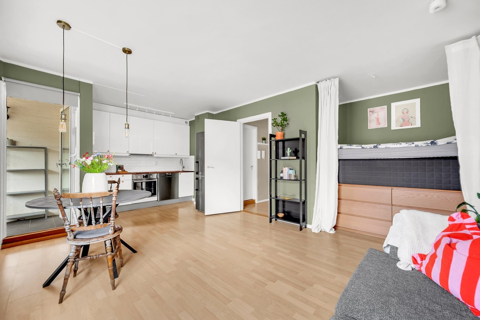 Rommet har pene overflater med laminat på gulvet, lun farge og takhøyde på 2,47 meter. Galleribilde