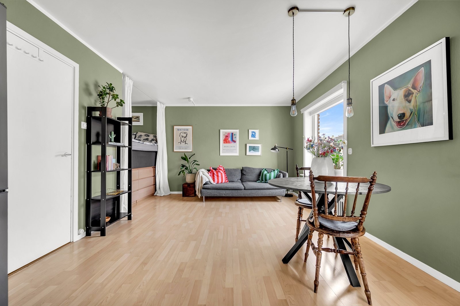 Ved kjøkkenet er det god plass til stor spisegruppe. Galleribilde