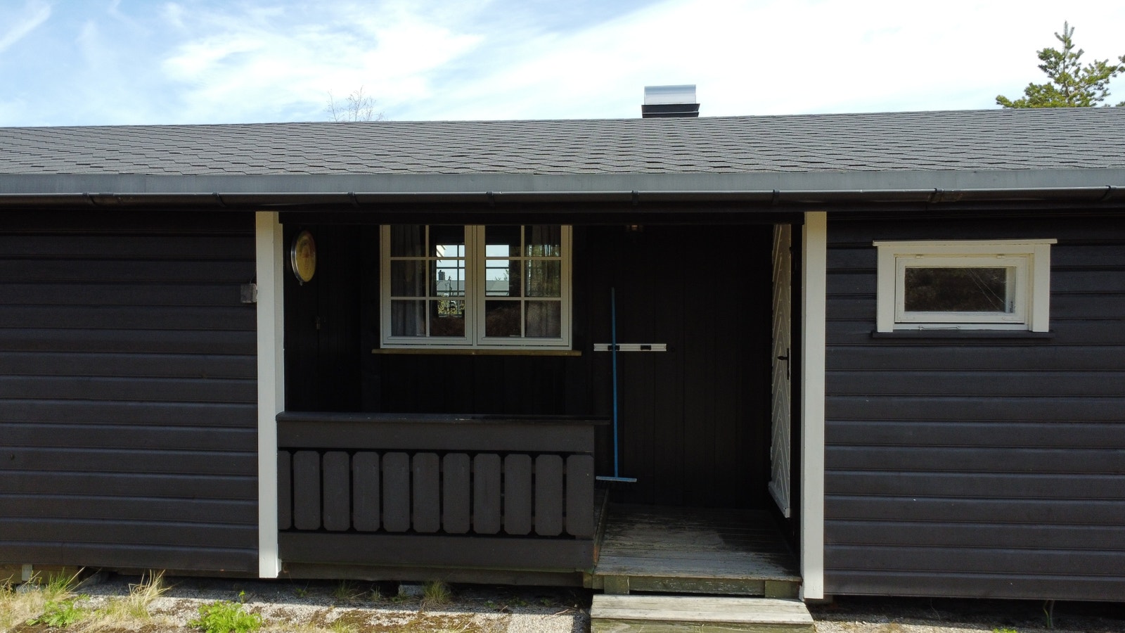 Overbygget inngang med bod Galleribilde