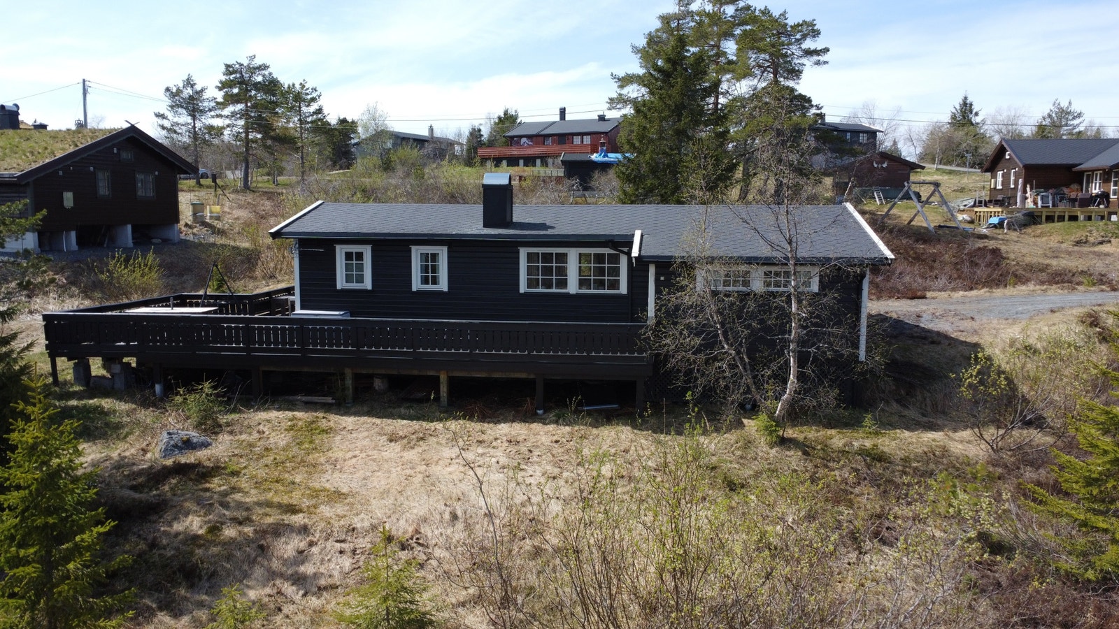 Hyggelig hytte på praktisk og flat tomt Galleribilde