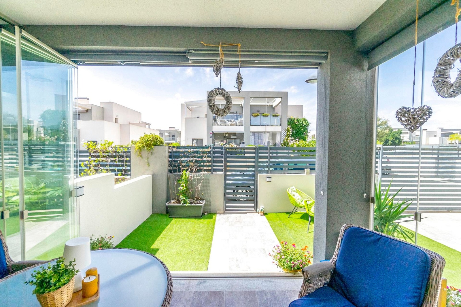 Innglasset terrasse utenfor stuen Galleribilde