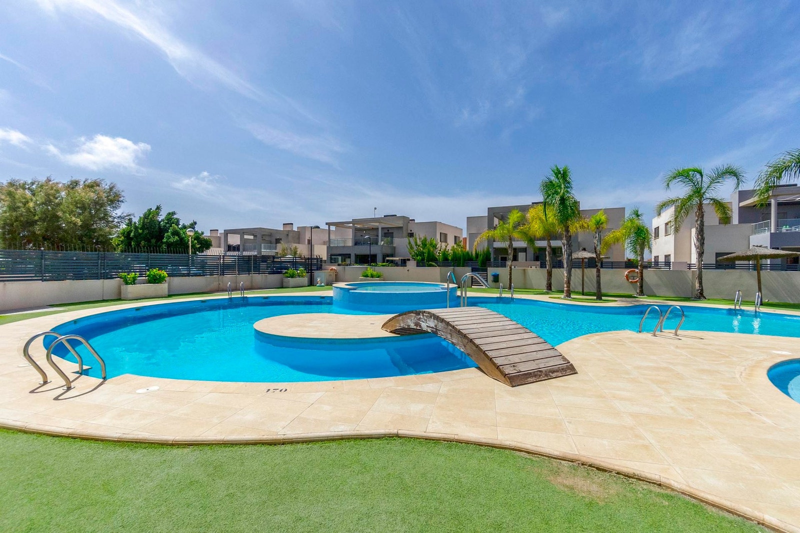 Felles svømmebasseng med boblebad Galleribilde