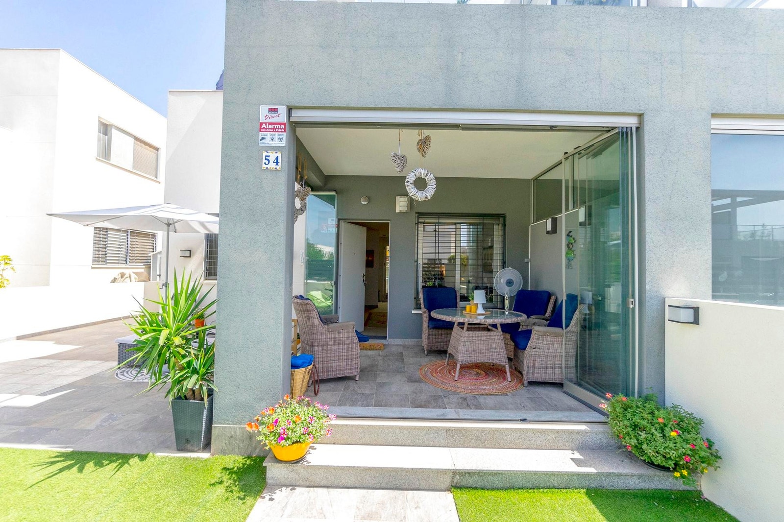 Innglasset terrasse utenfor stuen Galleribilde