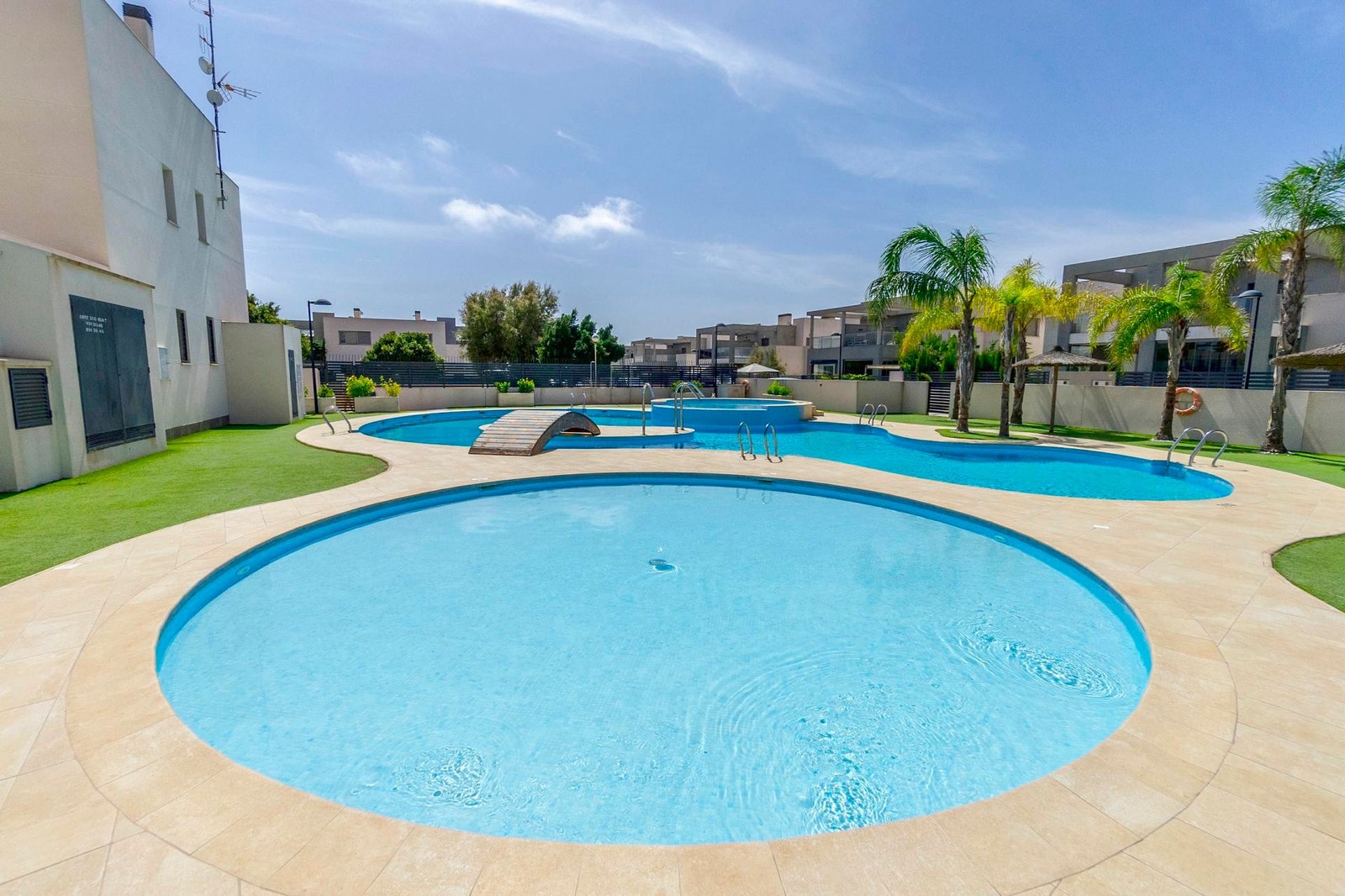 Felles svømmebasseng med boblebad Galleribilde