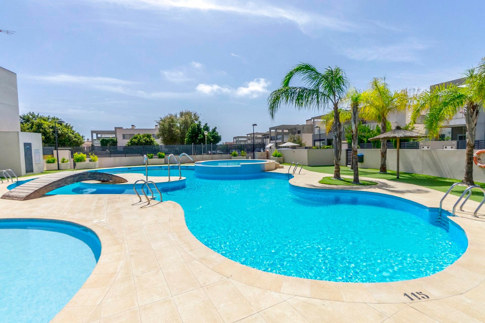 Felles svømmebasseng med boblebad Galleribilde