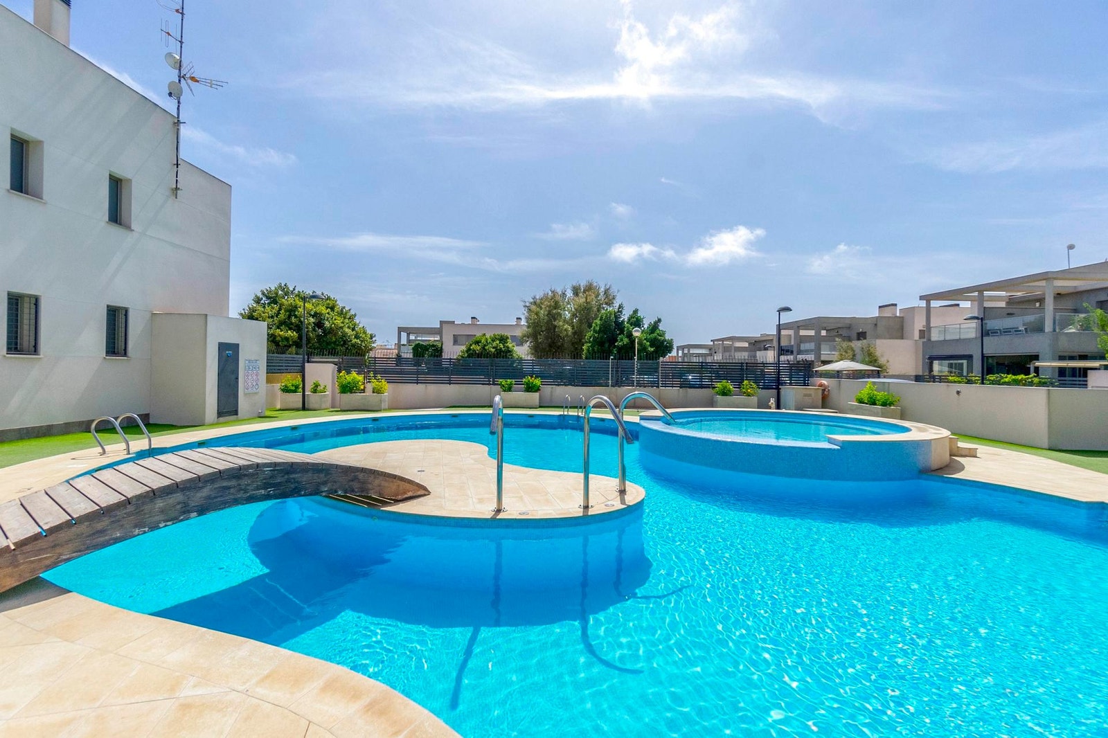 Felles svømmebasseng med boblebad Galleribilde