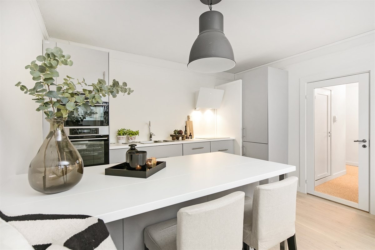 Kjøkken har sitteplass på den ene siden av kjøkkenøyen Galleribilde