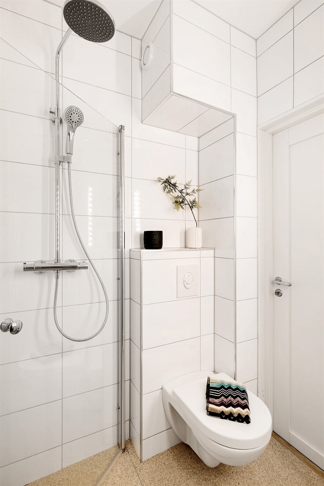 Dette badet er pusset opp etter bildene ble tatt. Det er nå fliser på både gulv og vegger Galleribilde