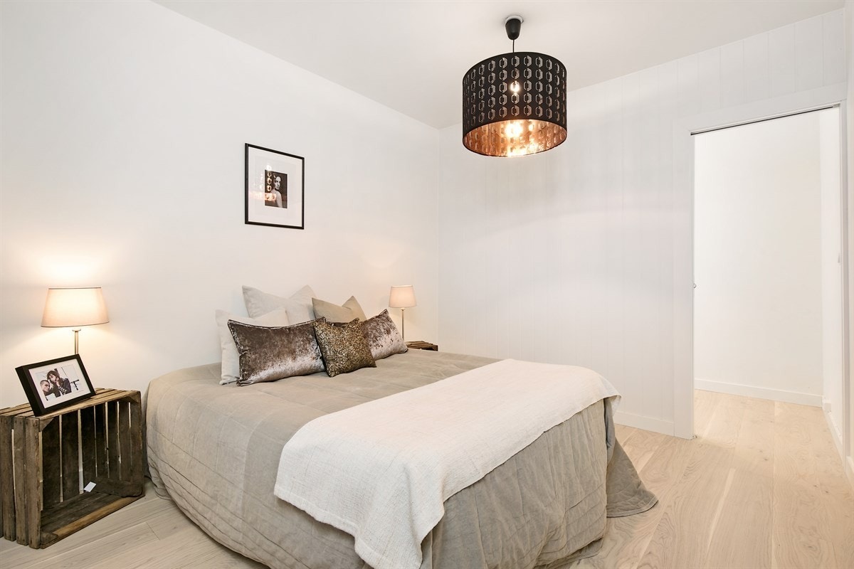 Hovedsoverom med inngang til walk-in closet Galleribilde