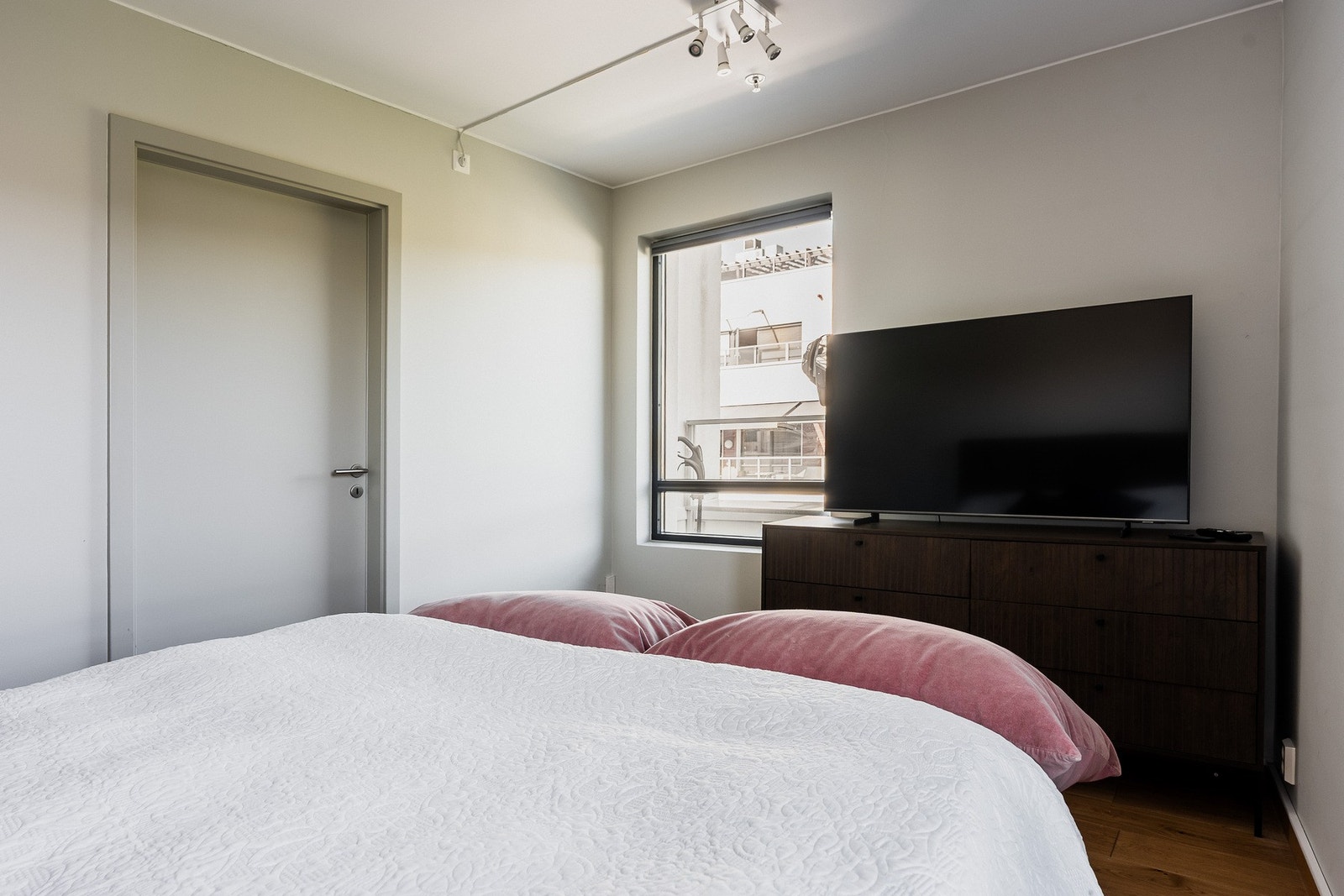 Det største soverommet har også garderoberom/walk-in closet. Galleribilde