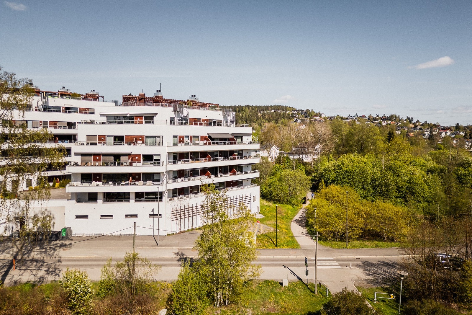 Penthouseleiligheten i Skårerveien 14 ligger i et sentralt og attraktivt boligområde i Lørenskog kommune. Galleribilde
