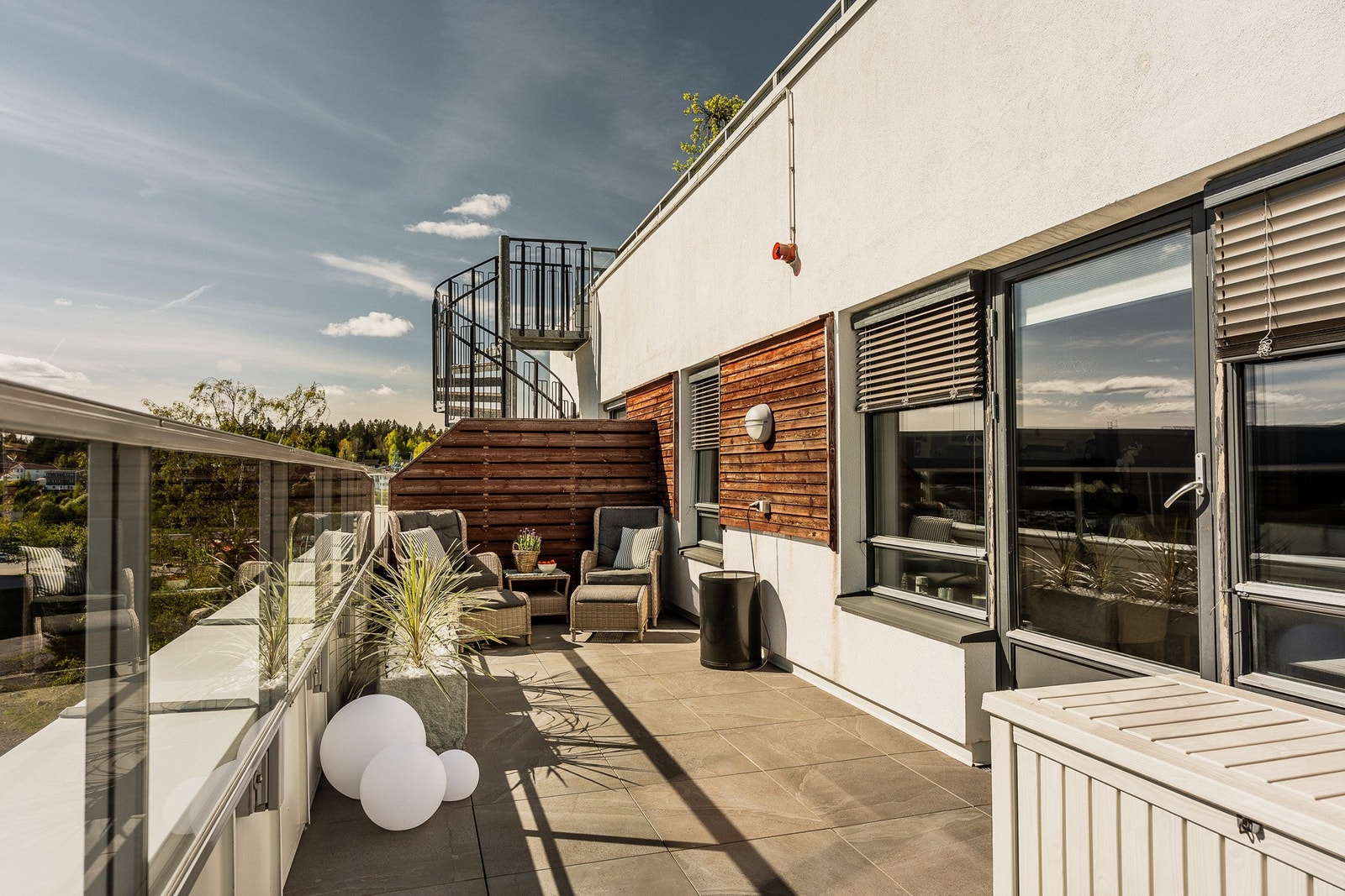 Terrasse på 40 kvm rett utenfor stuedøren. Galleribilde
