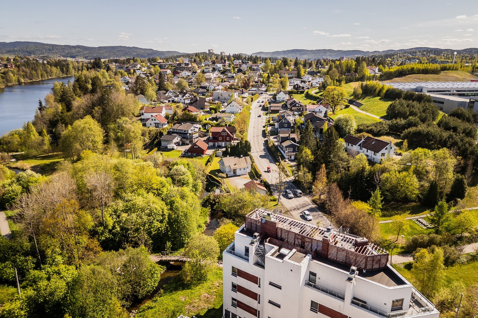 Fra toppen av bygget har du flott utsikt over Langvannet, og området byr på en hyggelig kombinasjon av natur og urbane tilbud. Galleribilde