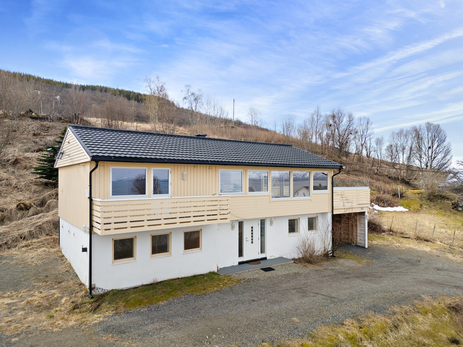 Pent oppbygd eiendom med carport og meget gode parkeringsmuligheter på egen tomt Galleribilde