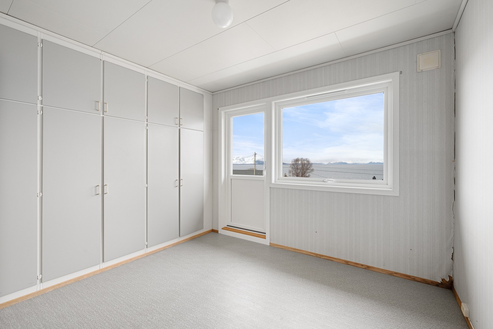 Her er det en hel vegg med innebygd garderobeskap Galleribilde