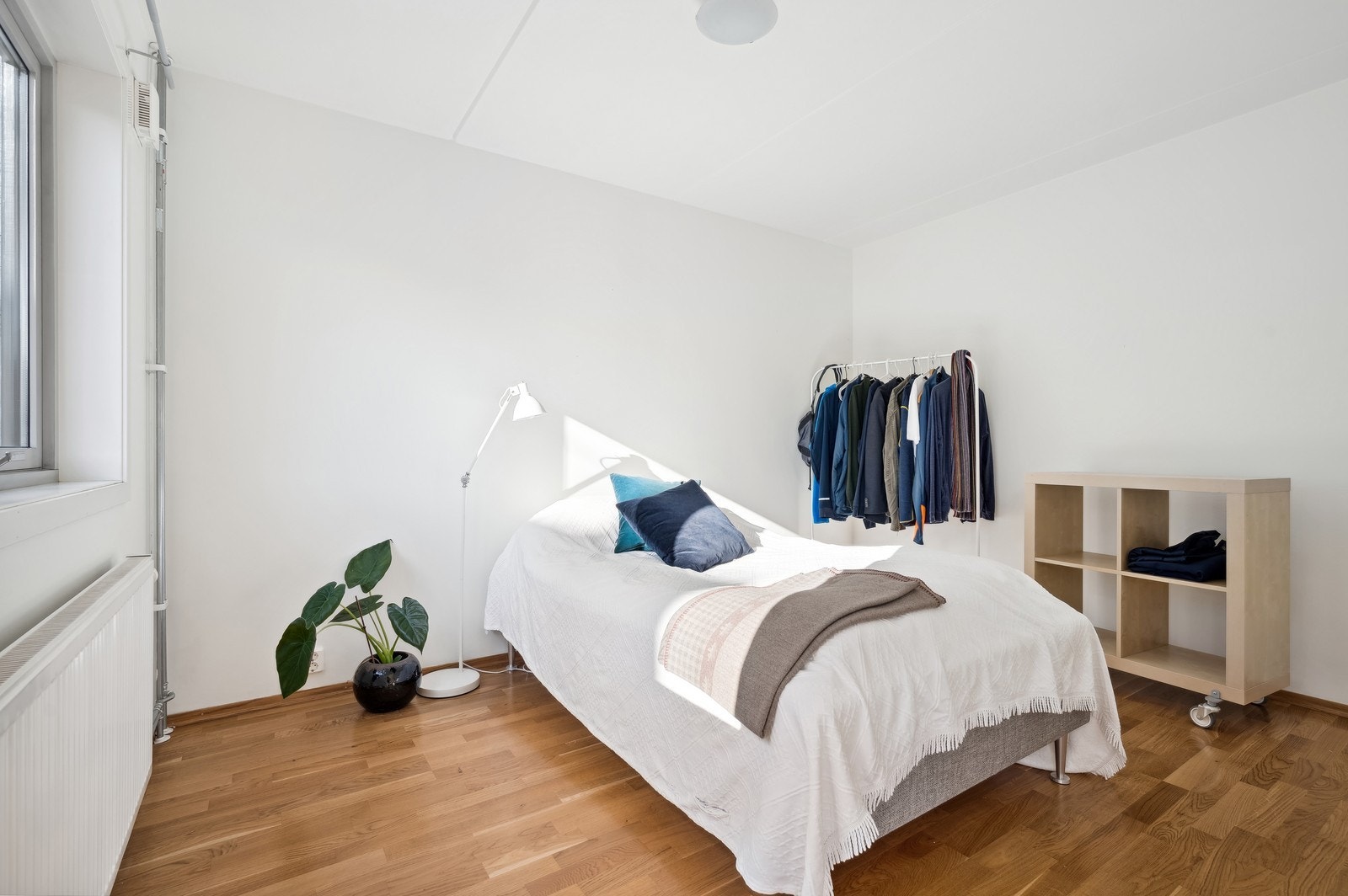 Stort hovedsoverom med plass til garderobeskap og dobbeltseng. Galleribilde