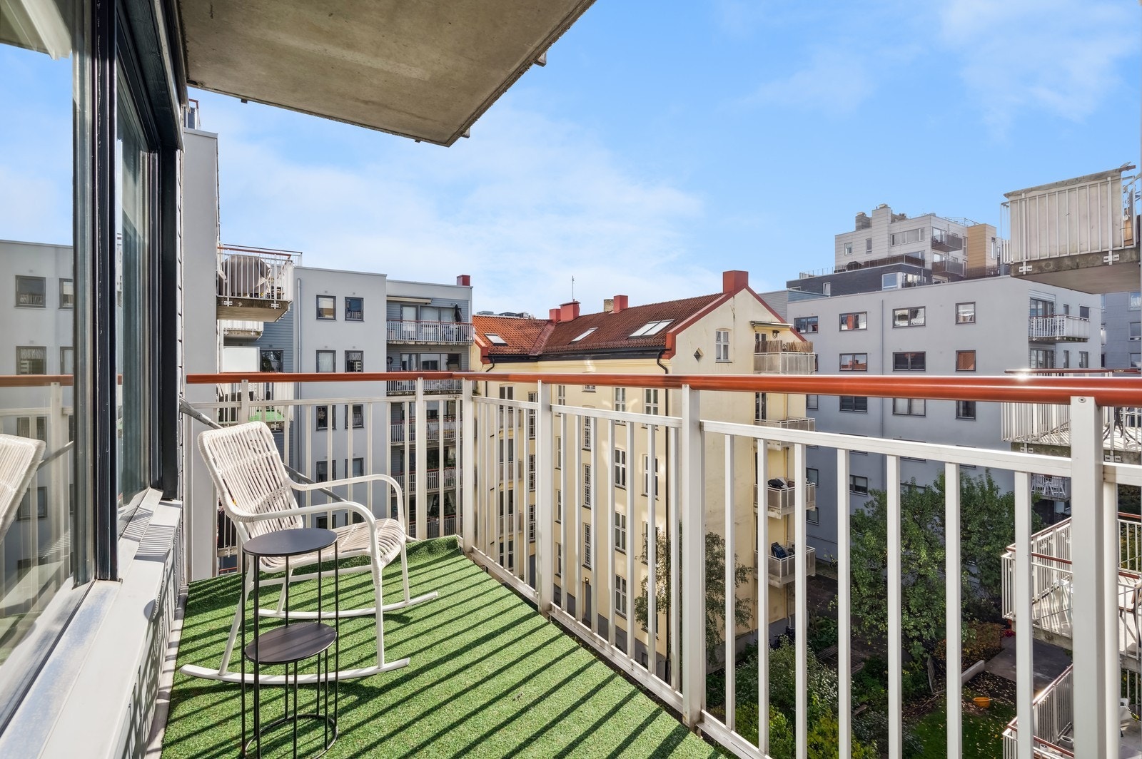 Fra stuen er det utgang til solrik balkong. Galleribilde