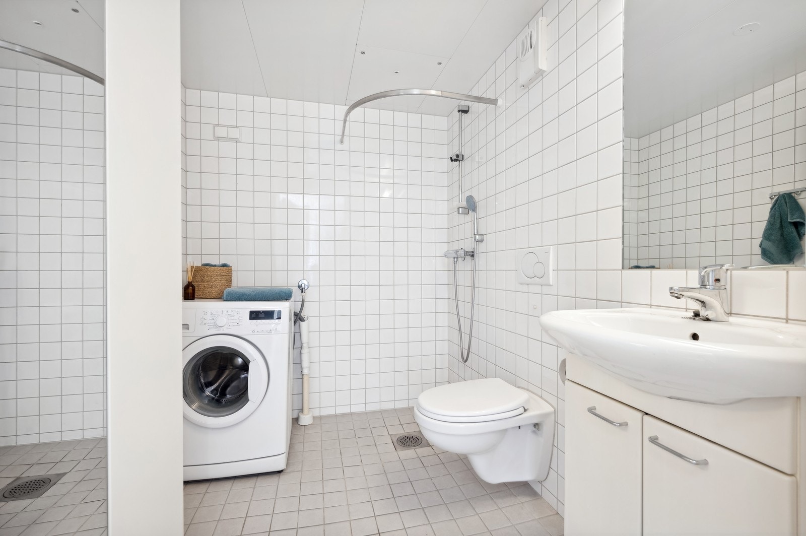 Flislagt bad med varmekabler. Vaskemaskin medfølger. Galleribilde
