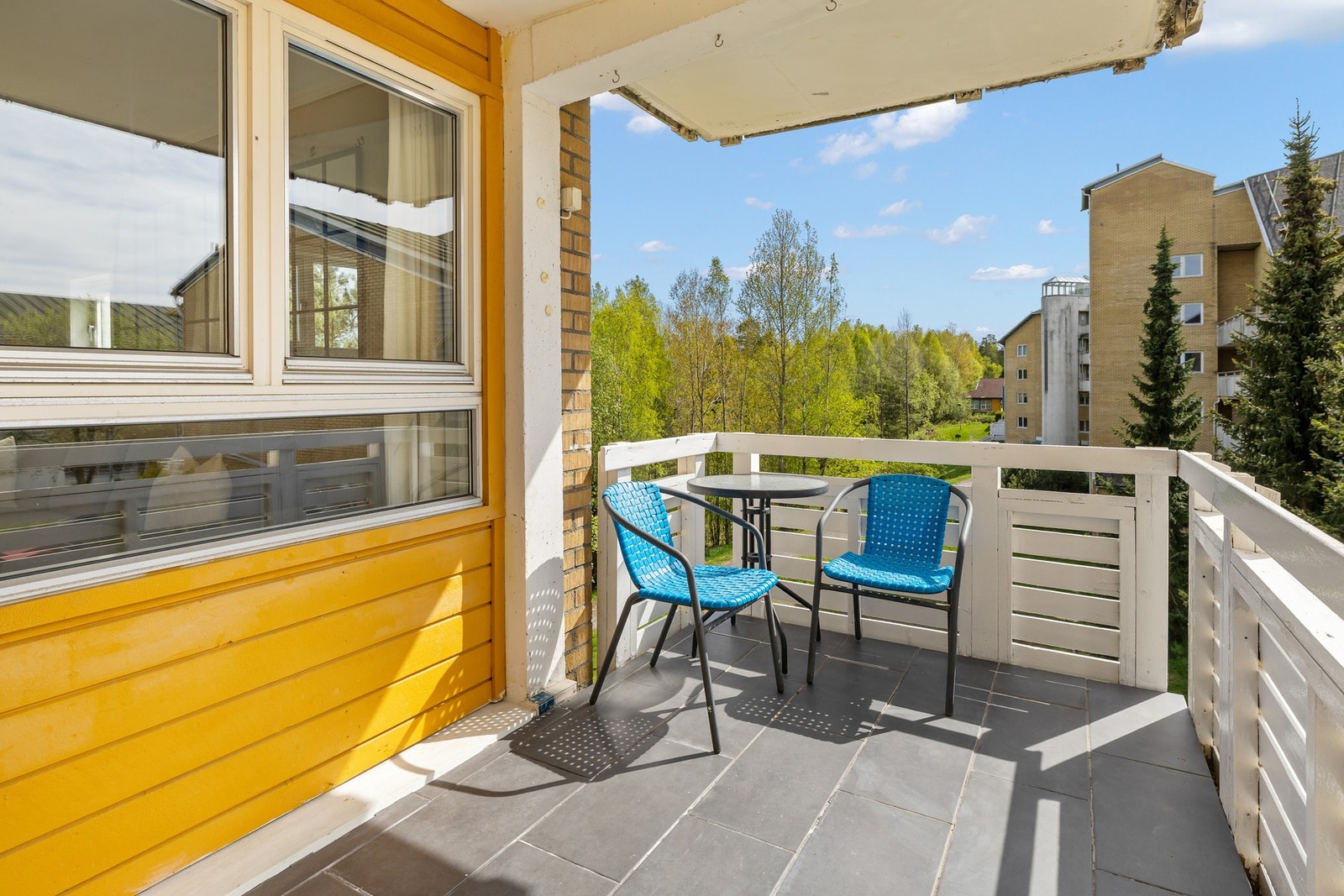 Balkongen er flislagt og har plass til utemøbler, perfekt for å nyte ettermiddagssolen og hyggelige måltider utendørs. Galleribilde